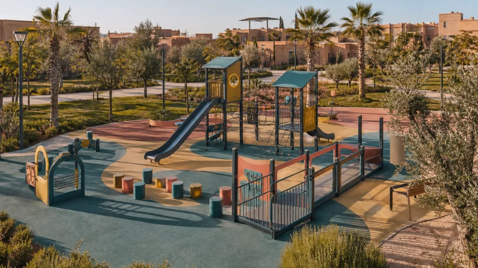 Aire de jeux pour enfants avec structures colorées